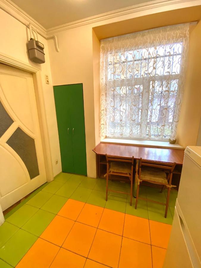 Квартира Біля Залізничного Вокзалу Вулиця Залізнична 10 До 5 Гостей Liov Exterior foto